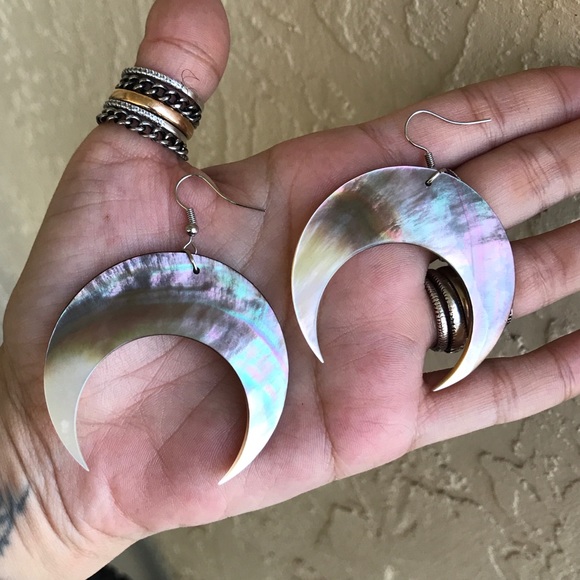 Mother of pearl big crescent moon boho earrings - Picture 4 of 8